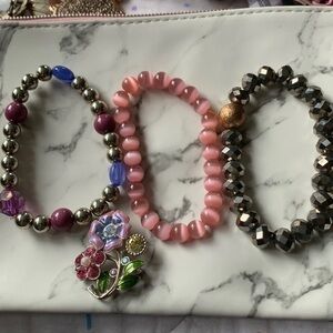 💥💥💥Vintage cute stretch different color bracelets, and small floral pin.